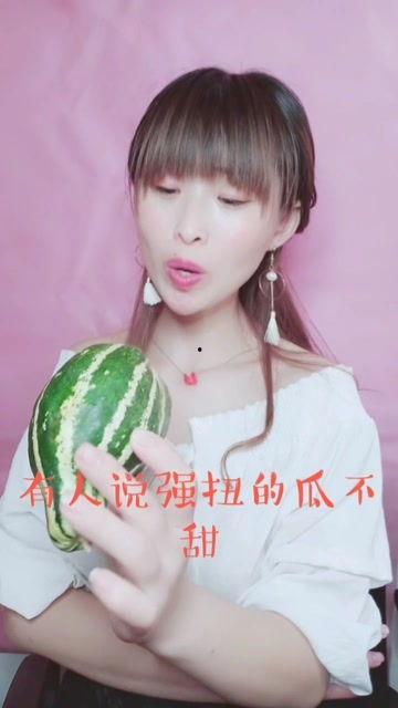 娱乐吃瓜酱情侣,甜蜜互动，揭秘明星爱情故事
